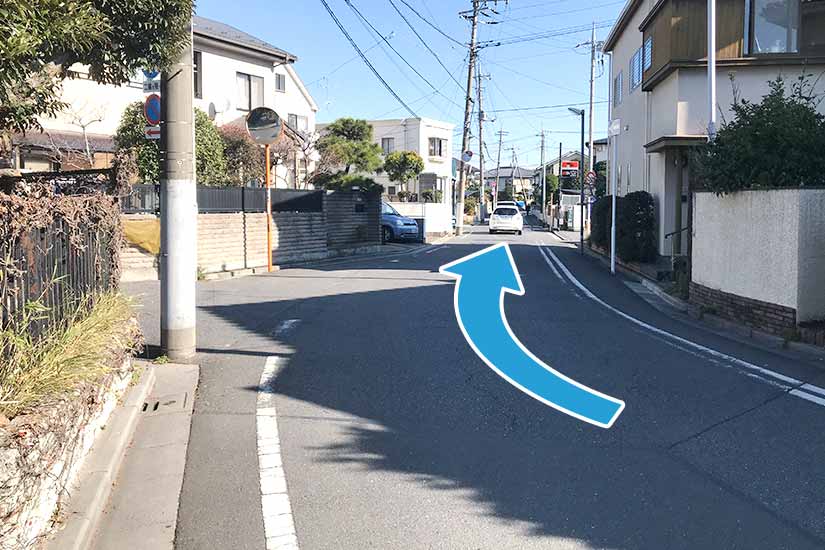 2.右カーブを道なりに進みます